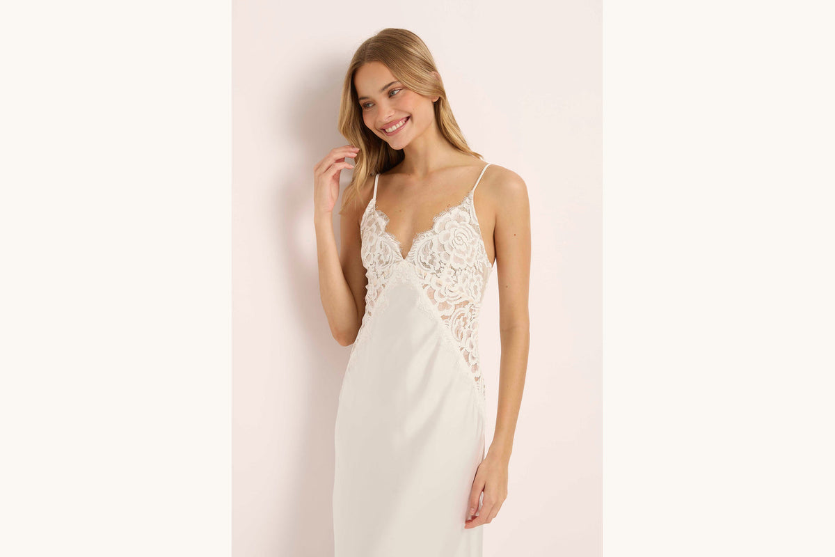 Peyton, nuisette longue en satin et dentelle blanche